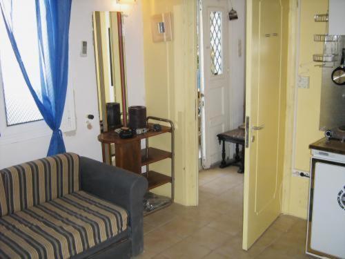 Adonis Guesthouse Баци Екстериор снимка